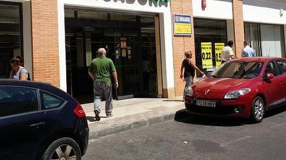 Dos hombres armados con una escopeta asaltan un supermercado de Badajoz