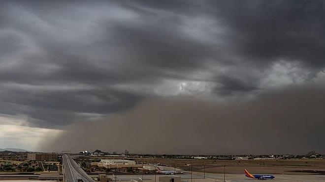 Time-lapse de una tormenta de polvo cubriendo Arizona