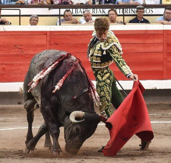 El diestro Manuel Escribano da un pase de muleta a su primer toro. :: efe