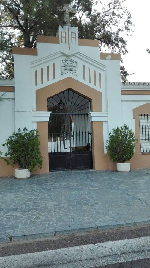 Puerta de acceso al Cementerio de Montijo, que ha sufrido tres robos en los últimos 10 meses.