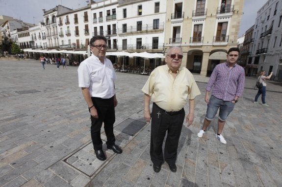 De izquierda a derecha, Manuel, Emilio y Víctor Manuel Rey, en la Plaza Mayor. :: lorenzo cordero