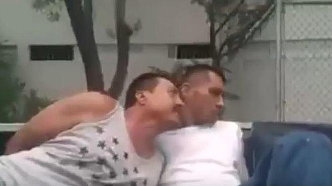 Policías de Chihuahua obligan a dos hombres detenidos a besarse en la boca