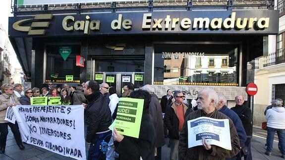 Protesta a la puerta de una sucursal de Caja Extremadura