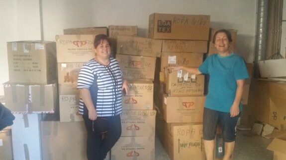 Dos voluntarias, junto a parte del material recopilado. :: hoy