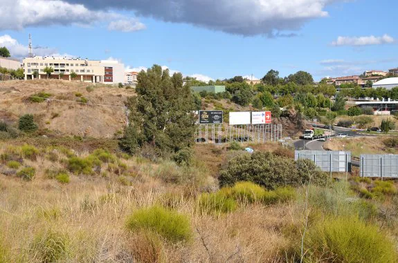 Terrenos de la urbanización Altos de Valcorchero destinados a uso comercial. :: david palma