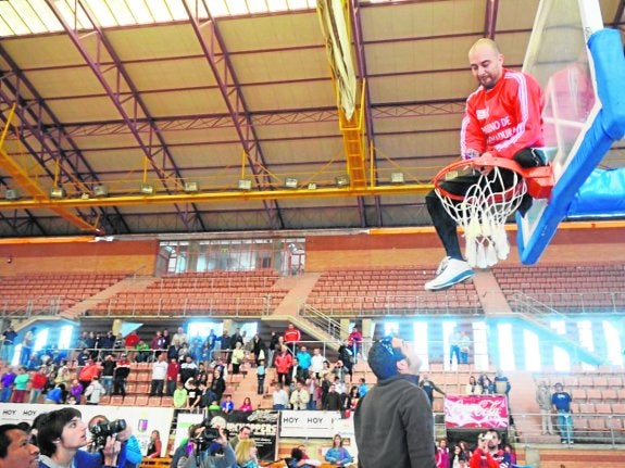 El fallecido Luis Blancas, subido al aro tras ganar el Mideba la Challence del 2013 en Badajoz. :: hoy