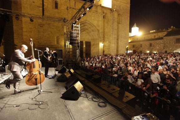 La magia del blues conquista al público en la Parte Antigua