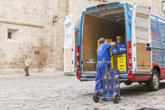 Un repartidor de bebidas en la ciudad monumental. :: JORGE REY