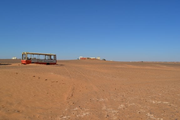 El autobús abandonado en el desierto. :: blog de banderas