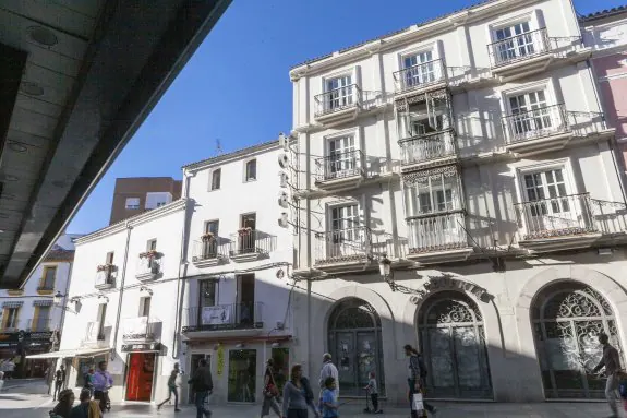 A la derecha, fachada principal del hotel Las Marinas, ubicado en la céntrica calle San Pedro. :: jorge rey