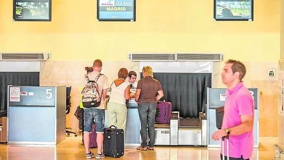 Viajeros en el Aeropuerto de_Badajoz, para el que se espera recuperar la actividad en enero. 