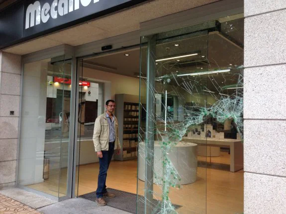 Santiago Fábregat, responsable de Mecanorba, en la puerta del local, ayer por la mañana. :: jota