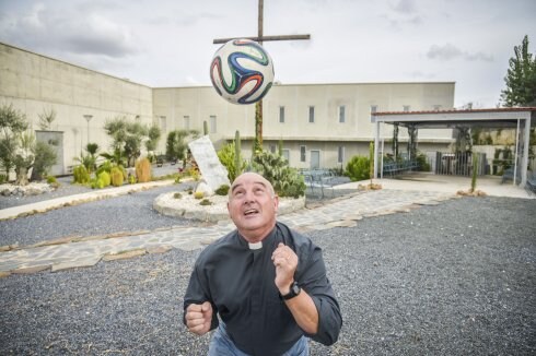 Valeriano Domínguez, párroco del Espíritu Santo y capellán del CD Badajoz :: josé vicente arnelas