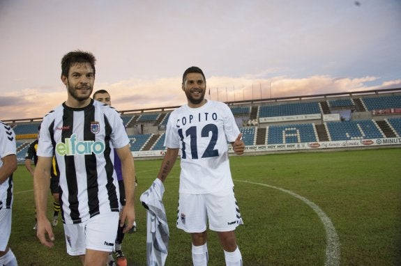 Copito sale del campo el domingo junto a Jesús Muñoz. :: pakopí