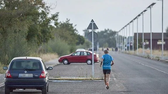 Denuncian el uso del camino del azud como zona de contactos y prostitución