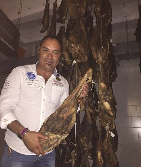 Nico Jiménez, con el camón de cordero:: 