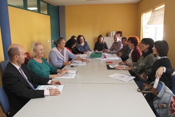 Reunión de la comisión del plan de rescate ciudadano celebrada ayer en la sede del Instituto Municipal de Asuntos Sociales. :: marisa núñez