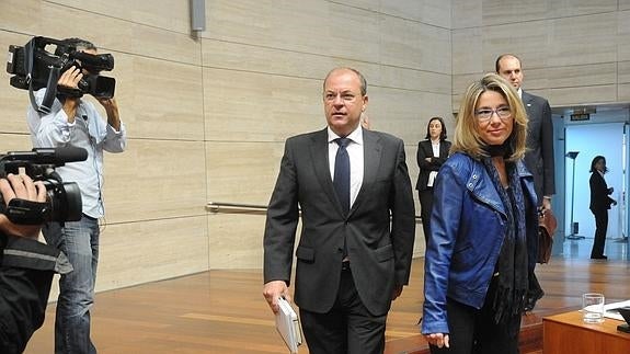 Monago y Teniente entrando ayer en la Asamblea de Extremadura