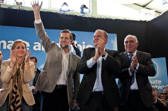 Angulo (Congreso), Rajoy, Monago y Acedo (Senado) en un mitin el 17 de noviembre de 2011. :: hoy