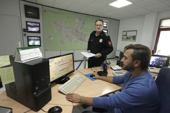 El jefe de la Policía Local, Ángel Carvajal, en el Centro de Control de Tráfico de la Policía Local. 