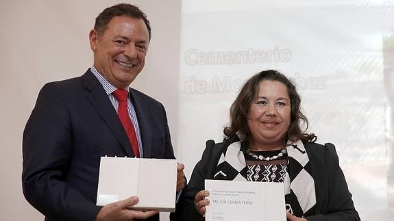 La alcaldesa de Montánchez, María José Franco Sánchez, recibe el título para el cementerio de la localidad cacereña:: HOY