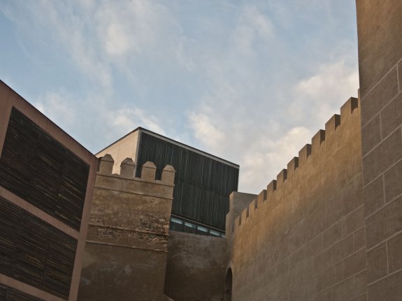 El cubo, tras las murallas de la Alcazaba. :: hoy