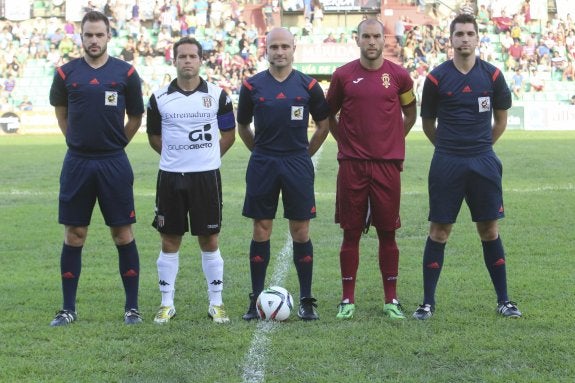 El Mérida empató 0-0 con el Jumilla en la segunda jornada de liga y primer partido en el Romano. :: j.m.r.