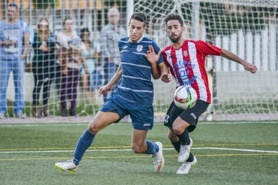 El deportivista Néctor disputa un balón con Isaac. :: J. V. Arnelas