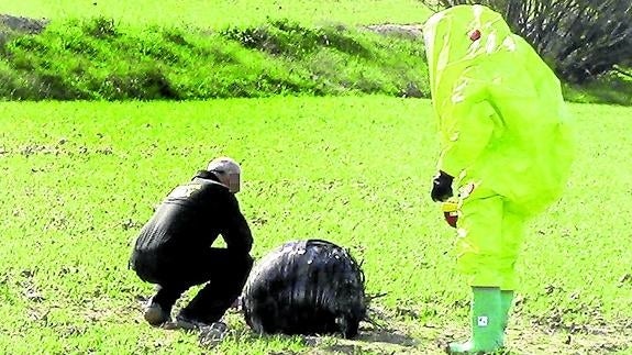 . Efectivos de la Guardia Civil, durante la recuperación del artefacto caído en la localidad murciana de Mula.