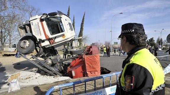 Un socavón de más de cinco metros se 'tragó' literalmente a un camión