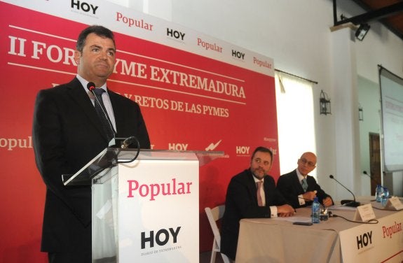 Manuel Rosa, durante su intervención. En la mesa, Ángel Ortiz, director de HOY, y Roberto Higuera, vicepresidente del Popular. :: BRÍGIDO