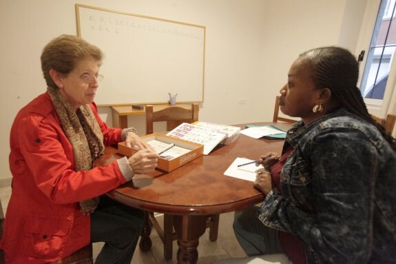 Clase de español en una de las aulas habilitadas por Cáritas y destinadas a inmigrantes. :: l. cordero