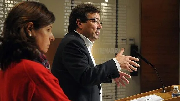 Fernández Vara en rueda de prensa junto a Pilar Blanco