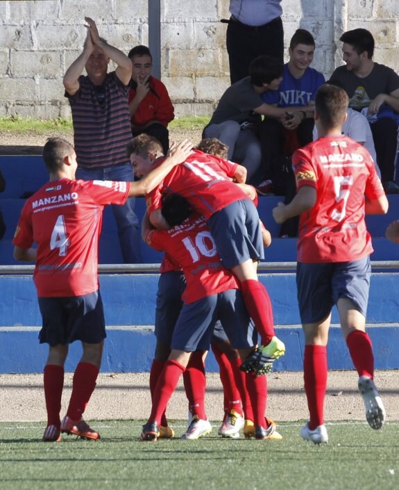 El Diocesano celebra un gol y ya es sexto. :: Armando MÉNDEZ
