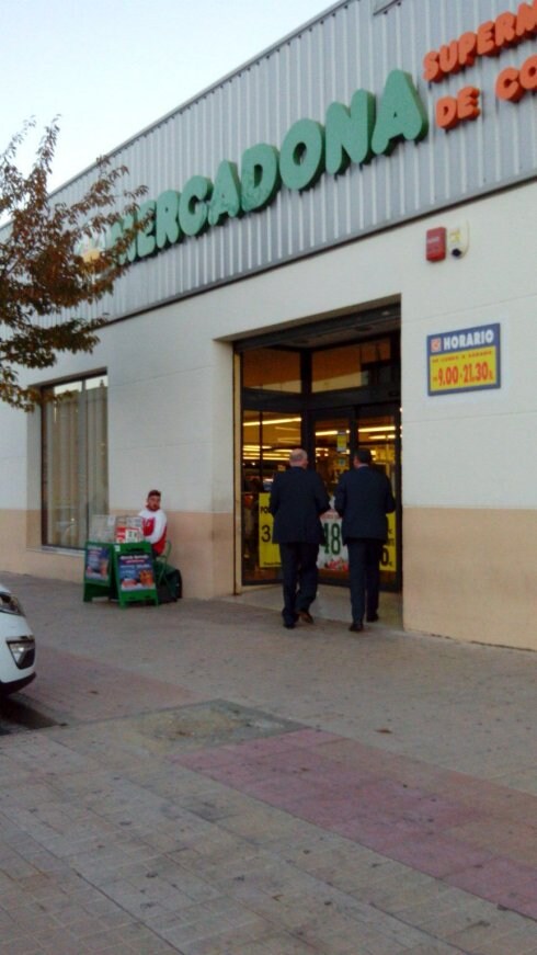 Juan Roig (izq.) entrando en su supermercado cacereño. 