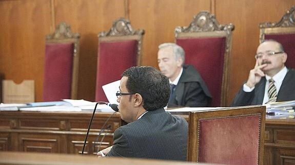 Juan Pablo Suero y Ángel Mansilla, abogados de las defensas, escuchan a uno de los testigos. :: pakopí