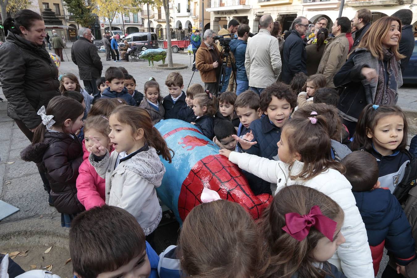 José Manuel Gamero Gil, director artístico de la exposición, situando los cerdos en su ubicación de la Plaza Mayor. :: ANDY SOLÉ
