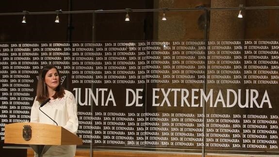 Isabel Gil Rosiña, portavoz de la Junta de Extremadura, tras el Consejo de Gobierno. :: j. m. romero