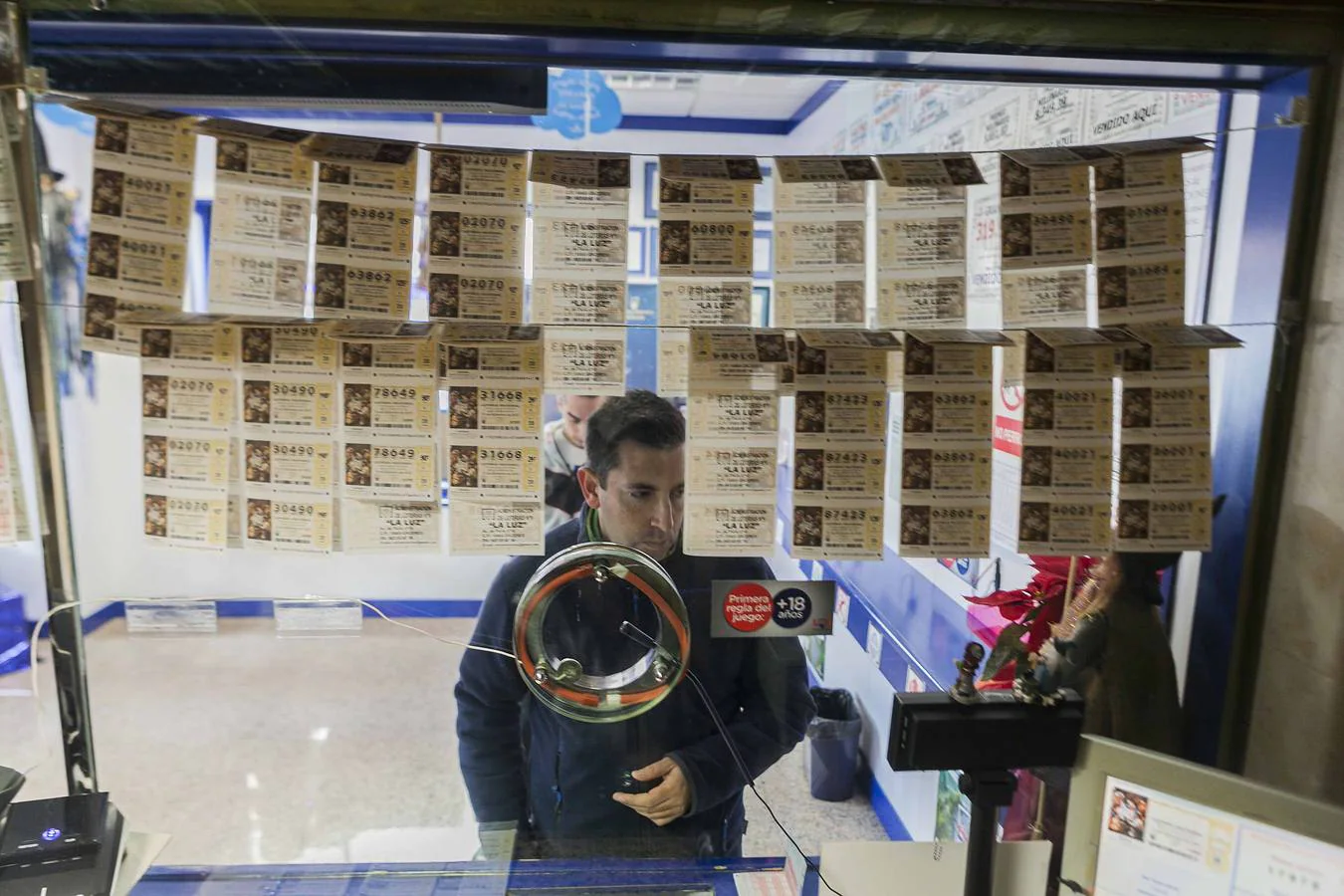 Actividad en la administración de lotería 'La Luz', en plena venta de décimos para el popular sorteo de Navidad del día 22. :: jorge rey