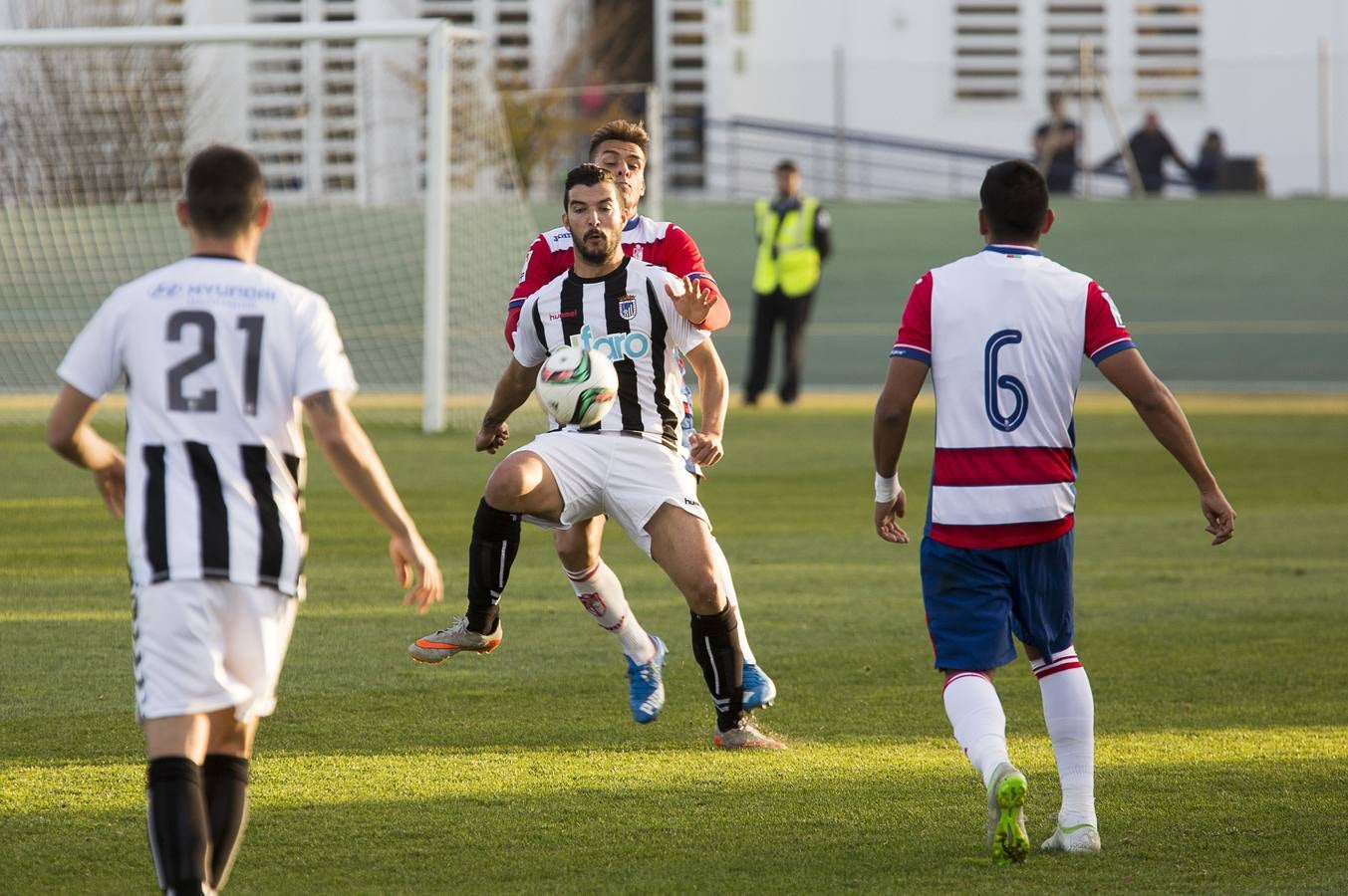 Carreño controla el balón en el partido de ida disputado en Armilla ante el Granada B