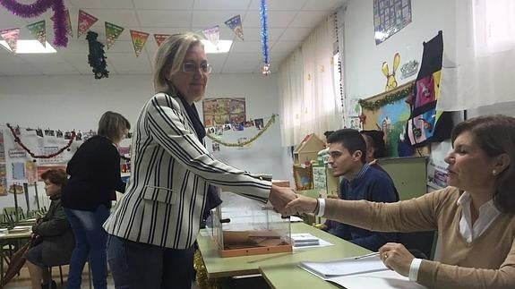 Teresa Angulo saludo a los miembros de su mesa electoral::