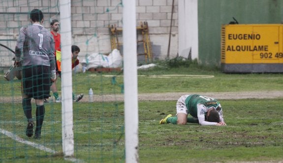 Amaro se lamenta sobre el barro tras una acción atacante. :: Armando Méndez