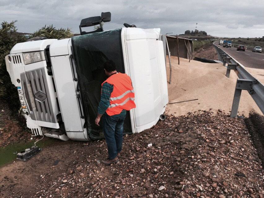 El camión ha quedado volcado en la mediana de la autovía A-5