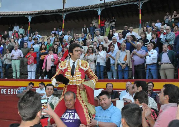 Miguel Ángel Perera saliendo a hombros en la corrida de toros celebrada el sábado de ferias del pasado año. :: david palma