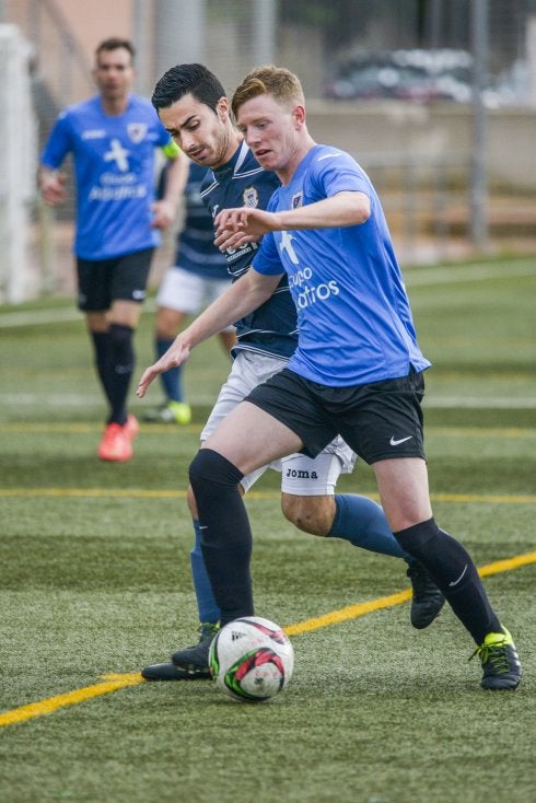 Parri con un jugador del Moralo, vestido del Badajoz CF. 