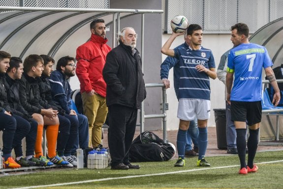 Rogelio Palomo, junto al banquillo del Deportivo Pacense en el encuentro del domingo ante el Moralo. :: j. v. arnelas