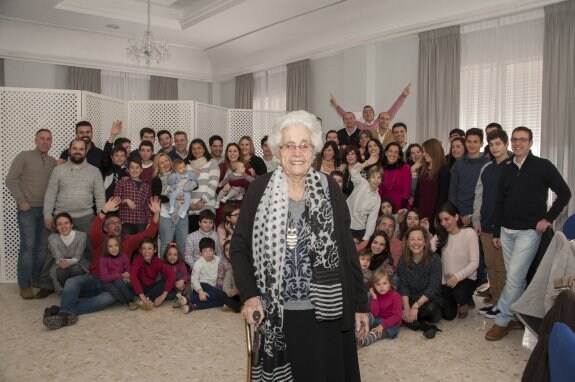 La familia de Julia Mejías celebra su cien cumpleaños