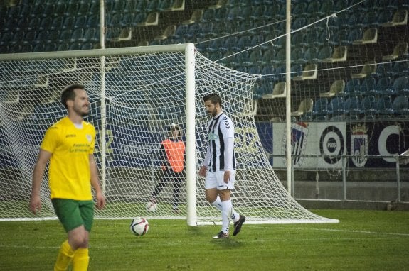 Carreño lamenta una de sus ocasiones claras de gol ante el Olivenza. :: pakopí