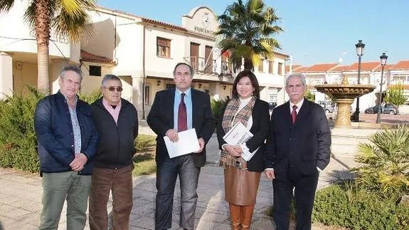 El alcalde, Luis Perona (dcha), con la consultora Leticia Chen en Tiétar. :: L. CHEN