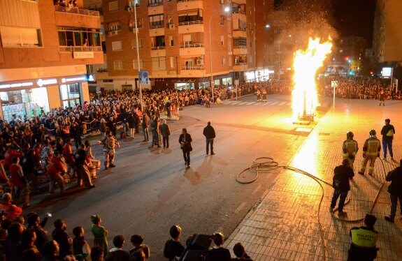 El marimanta de Jordi Pujol y Artur Mas empezó a arder a las ocho de la tarde.  El público abarrotó la avenida Saavedra Palmeiro junto a las  comparsas. 